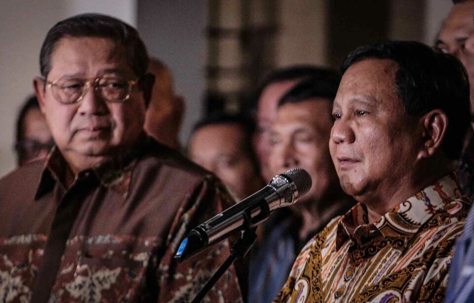 Ketua Umum Partai Demokrat Susilo Bambang Yudhoyono bersama Calon Presiden nomor urut 02 Prabowo Subianto memberikan keterangan kepada wartawan usai melakukan petemuan tertutup di Kediaman SBY di kawasan Mega Kuningan