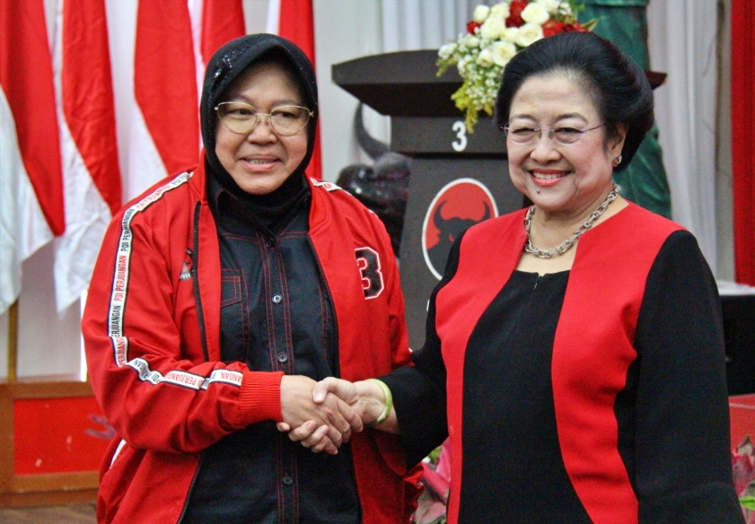 Tri Rismaharinii bersama Ketua Umum PDI Perjuangan Megawati Soekarnoputri. (foto istimewa).