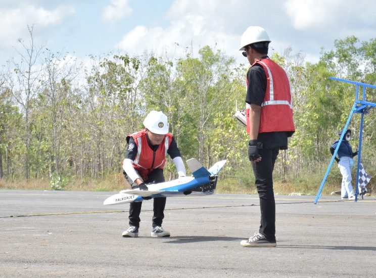 Tim Bayucaraka ITS saat bertanding pada kategori Racing Plane dengan pesawat andalannya, Palkonjet di ajang Kontes Robot Terbang Indonesia (KRTI) 2024. (foto Humas ITS)