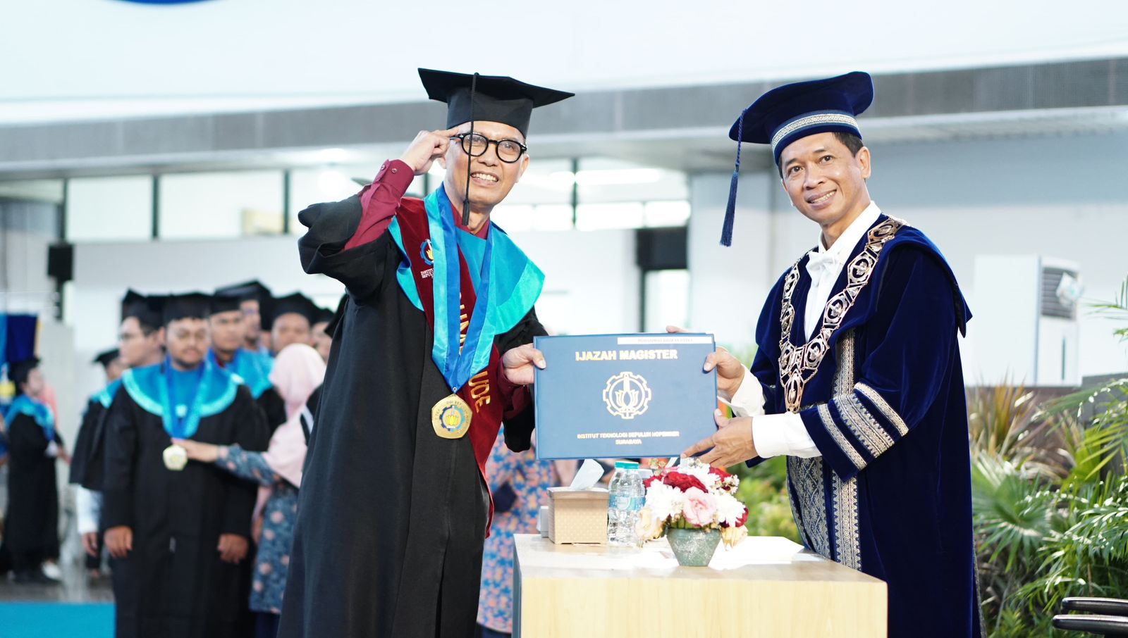 Mohammad Ridwan Utina ST MT saat dikukuhkan sebagai wisudawan tertua pada gelaran Wisuda ke-130 ITS