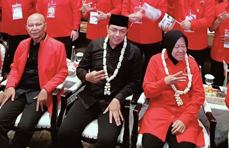Paslon Risma-Gus Hans bersama para Calon Kepala Daerah yang diusung oleh PDI Perjuangan dalam acara Rakerdasus. (foto Redaksi)