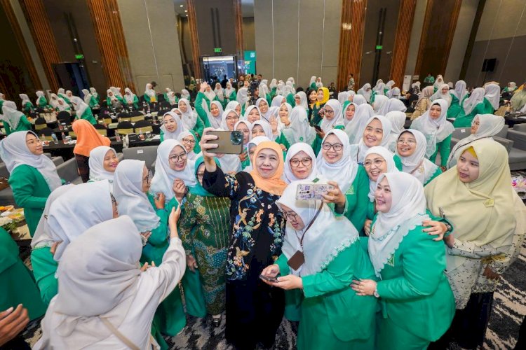 Khofifah Indar Parawansa bersama Fatayat NU Jawa Timur. (foto istimewa)