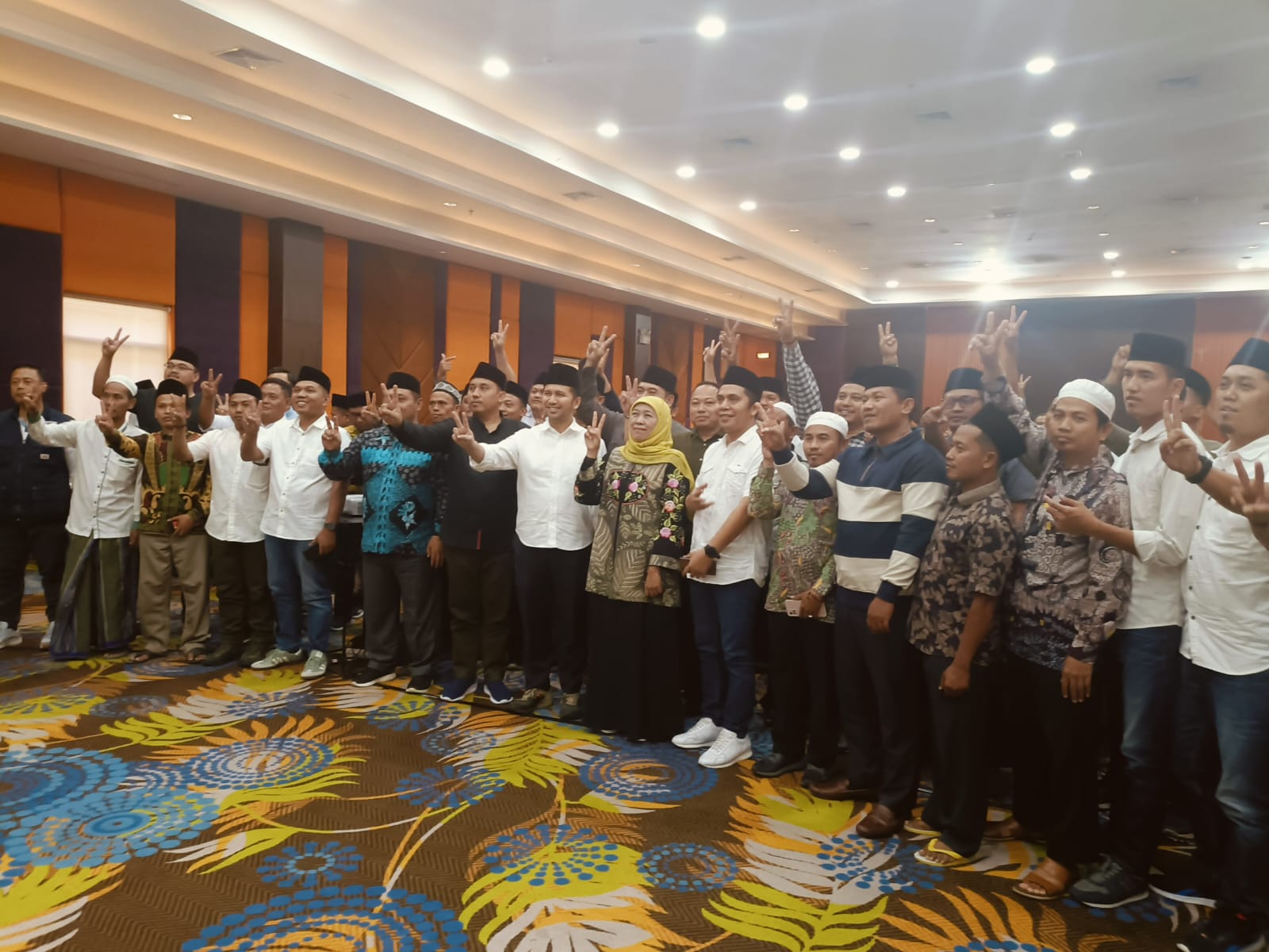 Paslon No Urut 2 Khofifah Emil bersama Brigade Bunda Jatim, Surabaya, Kamis (24/10/2024). Foto Redaksi