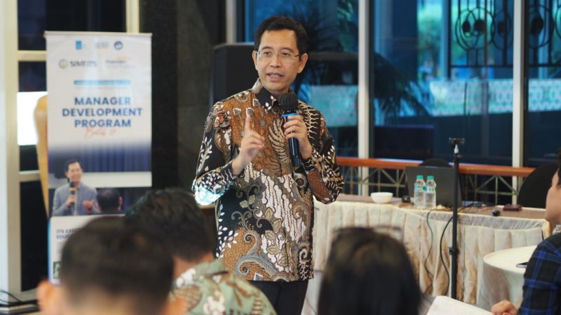 Guru Besar Manajemen Rantai Pasok ITS Prof Ir I Nyoman Pujawan MEng PhD CSCP saat menjadi pembicara pada kegiatan Manager Development Program di SIMT ITS. (foto Humas ITS)