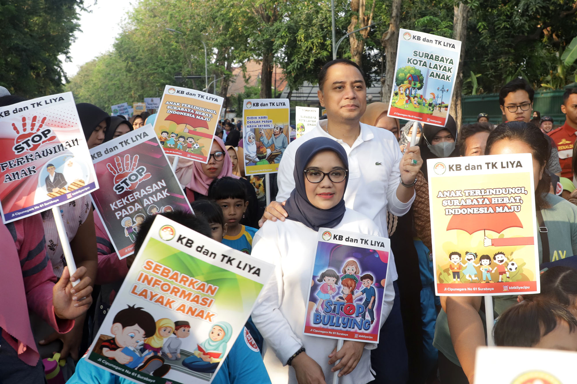 Wali Kota Surabaya Eri Cahyadi dan Ibu Rini Indriyani bersama anak-anak. 